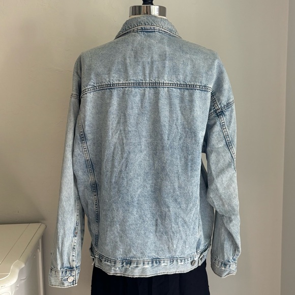 H&M Classic Denim Trucker Jacket in Medium Wash, Size Medium - Picture 4 of 11